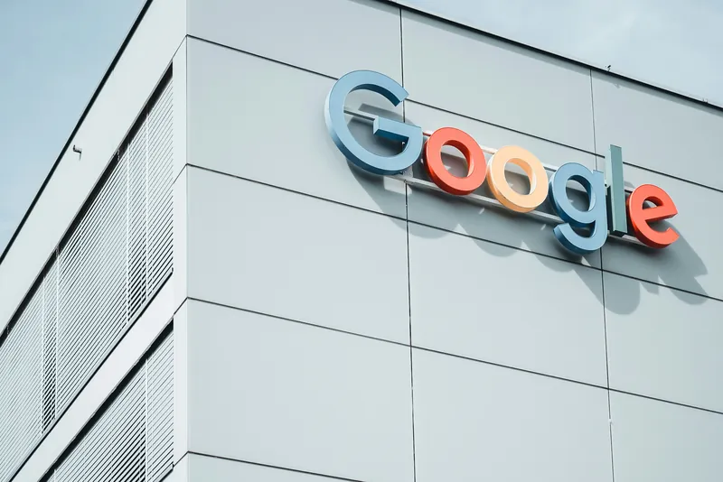 De gevel van een kantoor met het logo van Google